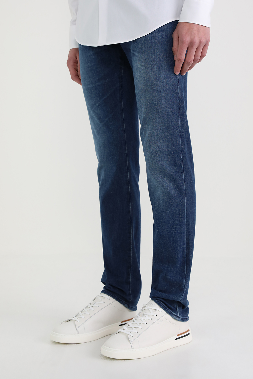 תמונת כל הלוק של נעלי סניקרס מעור